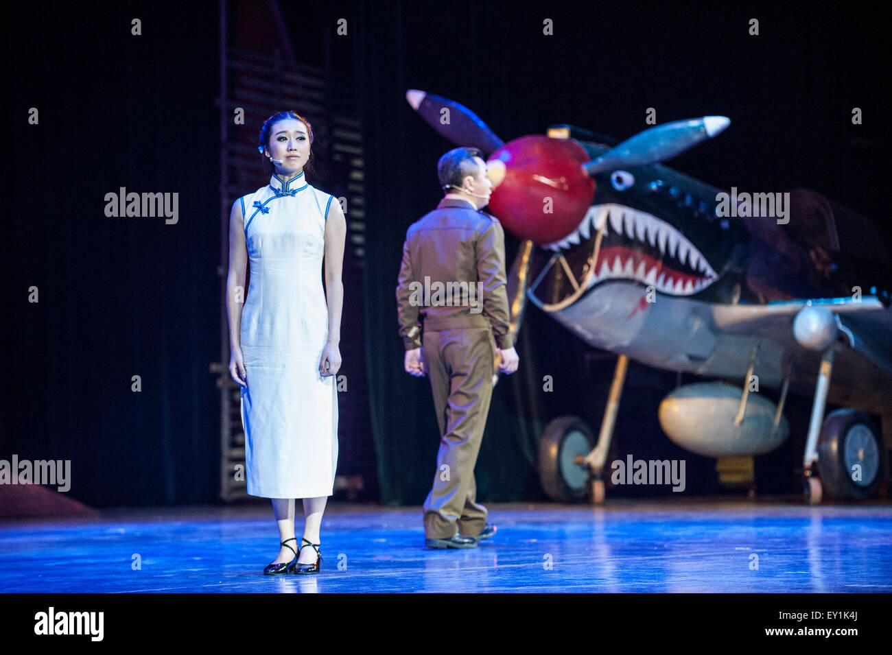 Yuxi, la Cina della provincia dello Yunnan. 19 Luglio, 2015. Attori eseguire durante un originale dramma musicale "Mille molle' in Yuxi City, a sud-ovest della Cina di Provincia di Yunnan, luglio 19, 2015. Il dramma racconta la storia di amore del corrispondente di guerra Anna Chan Chennault (Chen Xiangmei) e le famose tigri volanti comandante tenente generale Claire Lee Chennault. © Lyu Shuai/Xinhua/Alamy Live News Foto Stock