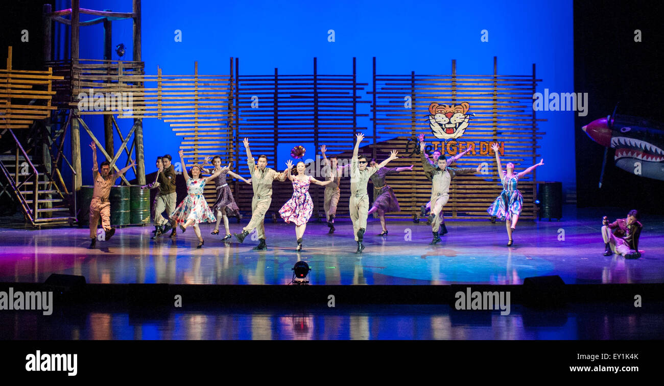 Yuxi, la Cina della provincia dello Yunnan. 19 Luglio, 2015. Attori eseguire durante un originale dramma musicale "Mille molle' in Yuxi City, a sud-ovest della Cina di Provincia di Yunnan, luglio 19, 2015. Il dramma racconta la storia di amore del corrispondente di guerra Anna Chan Chennault (Chen Xiangmei) e le famose tigri volanti comandante tenente generale Claire Lee Chennault. © Lyu Shuai/Xinhua/Alamy Live News Foto Stock