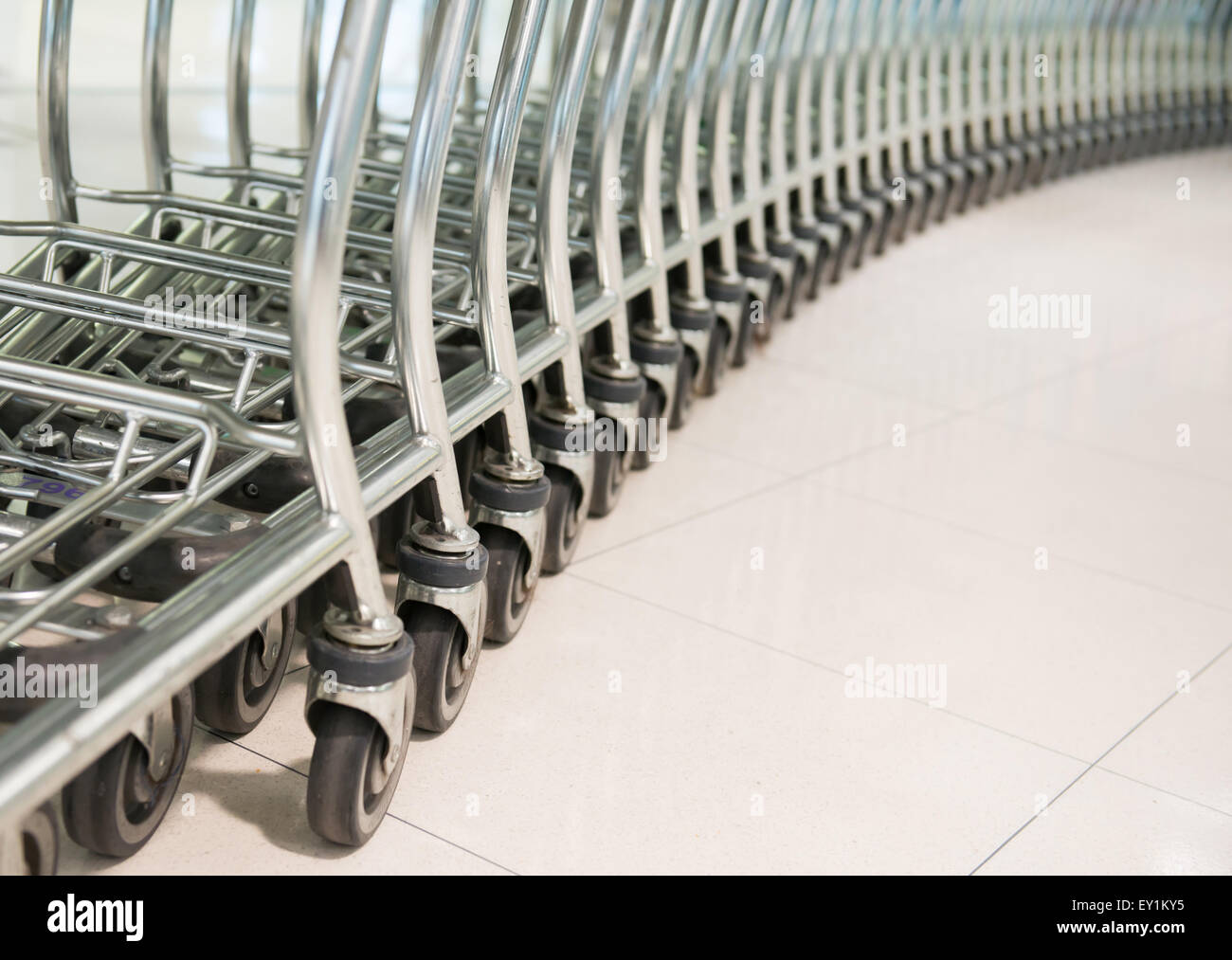 Riga del carrello in un supermercato Foto Stock