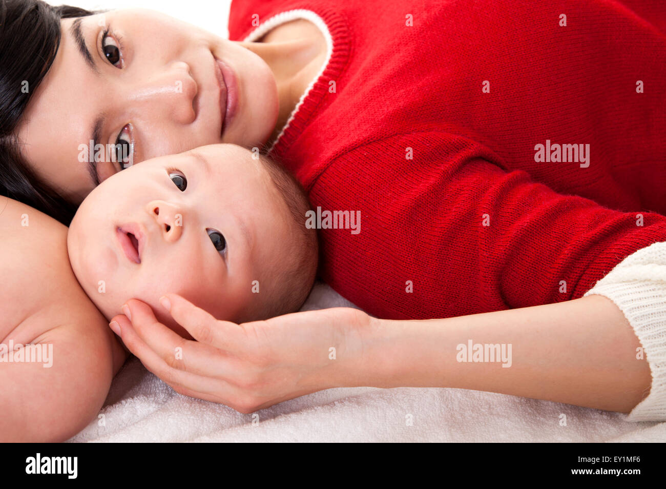 Bambino sdraiato con sua madre, Foto Stock