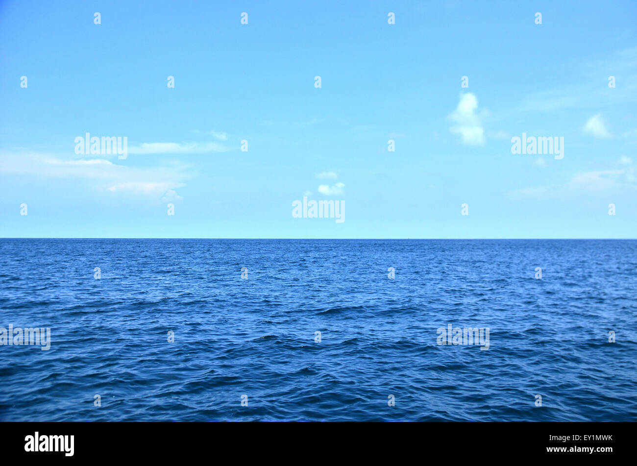 Acque torbide e cielo blu Foto Stock