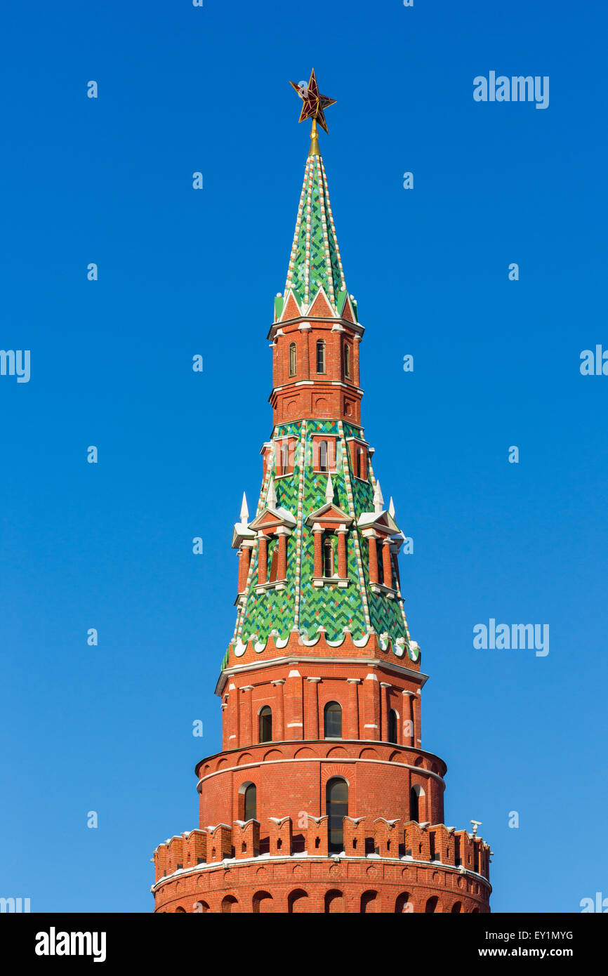 La parte superiore della torre Vodovzvodnaya del Cremlino di Mosca contro lo sfondo del cielo blu. Fotografia verticale Foto Stock