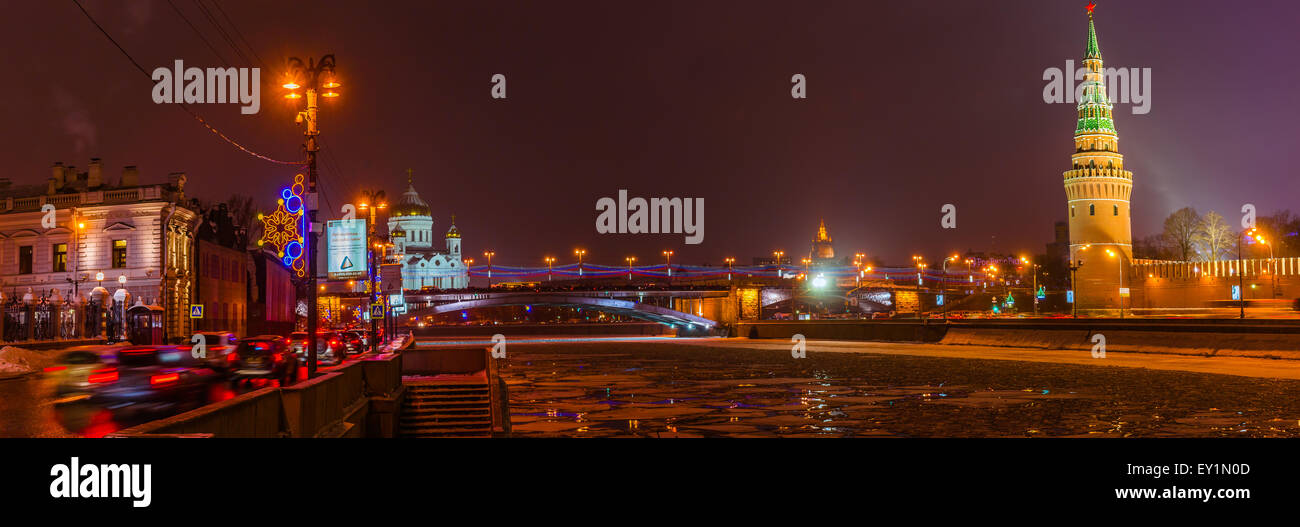 Il fiume di Mosca a notte d'inverno. Sophia Embankment e l'ambasciata britannica (sinistra), il Cremlino torre Vodovzvodnaya (destra) Foto Stock