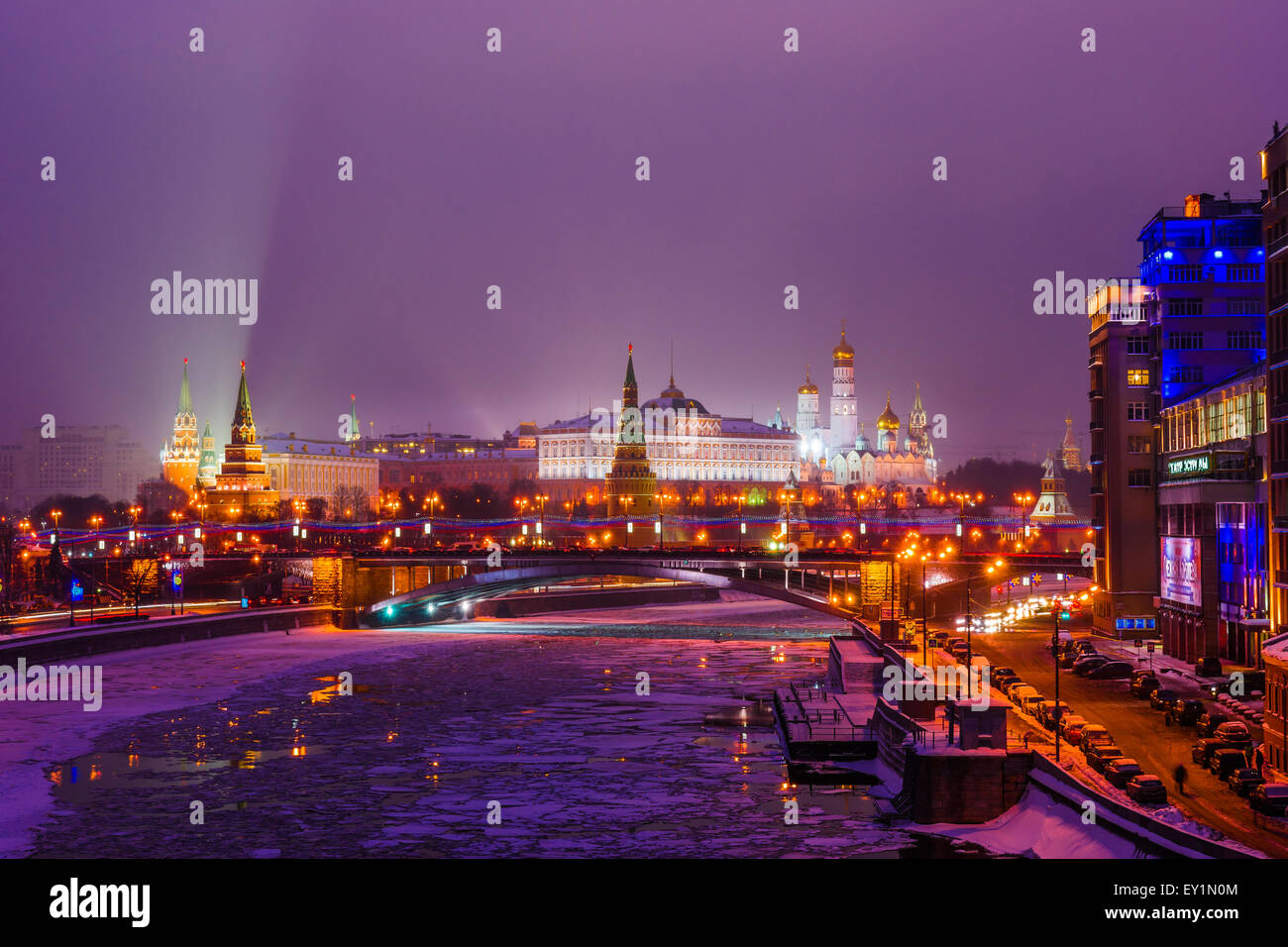 Il fiume di Mosca e il Cremlino a notte d'inverno. Scena colorati, grazie alla strada ed edifici illuminazione. Foto Stock