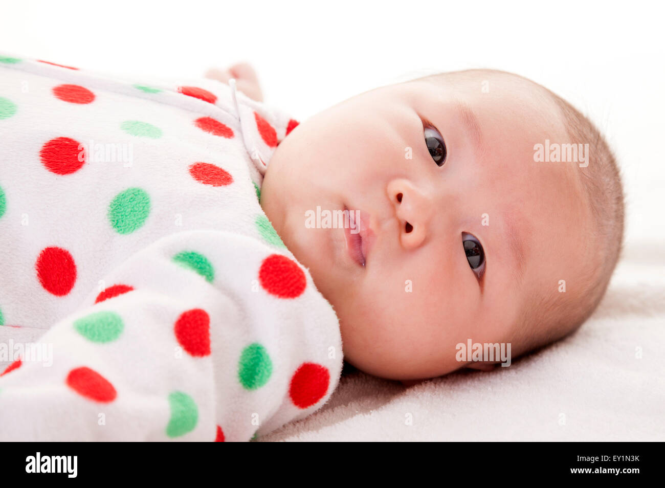 Bambino sdraiato sulla schiena e lo sguardo lontano, Foto Stock