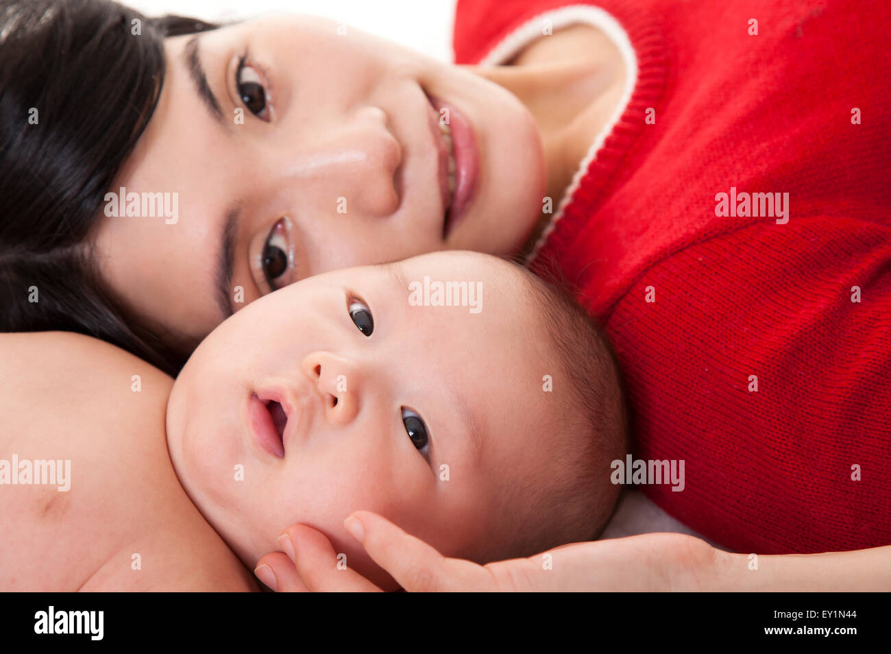 Bambino sdraiato con sua madre, Foto Stock