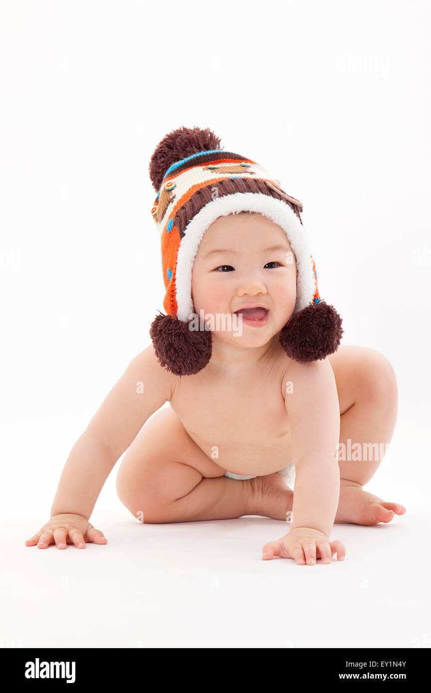 Baby boy indossando knit hat e guardando lontano, Foto Stock