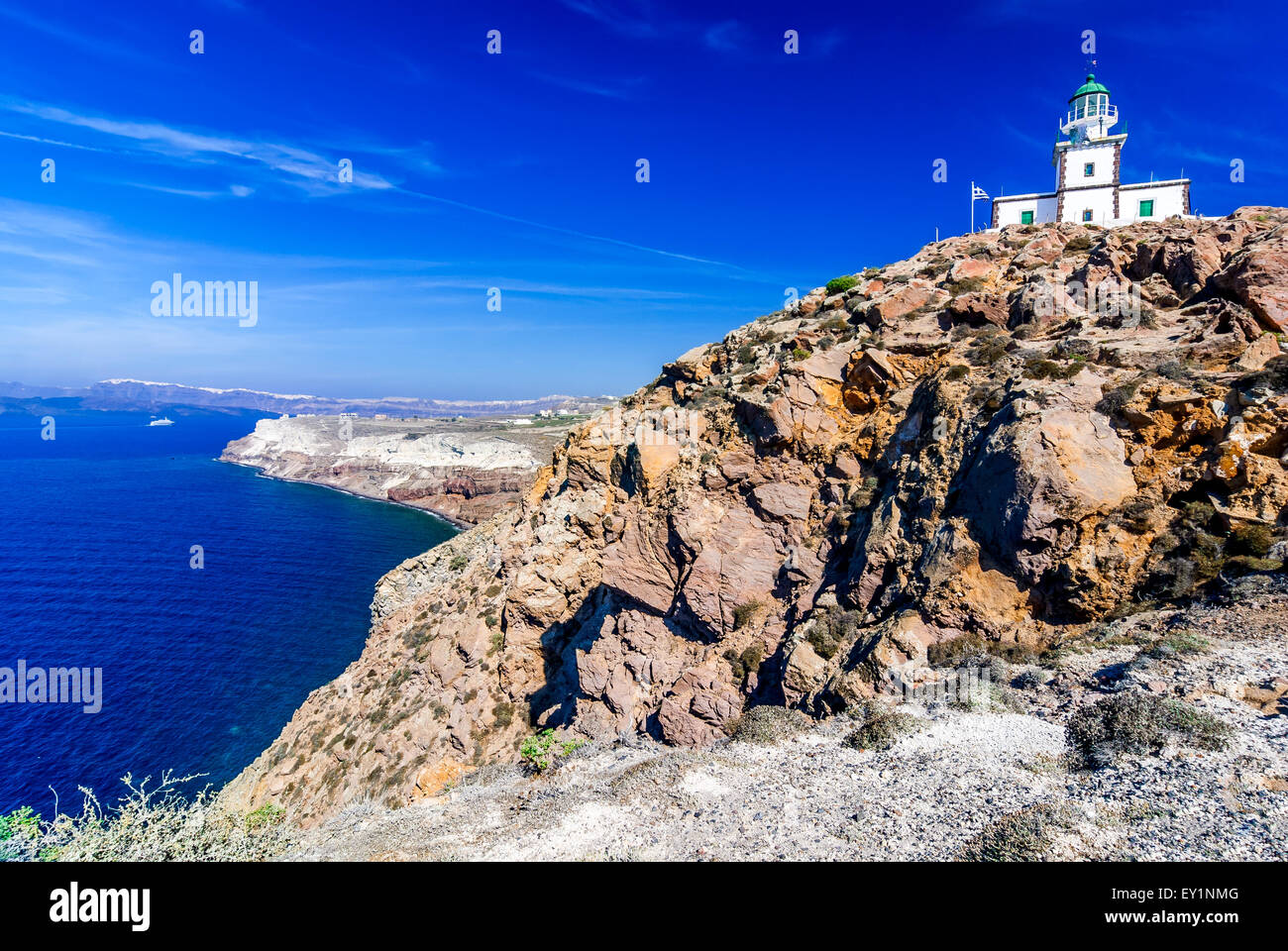 Santorini, Grecia. Faro di Akrotiri a sud di Thira island nelle isole greche su un chiaro, giornata soleggiata con brillante. Foto Stock