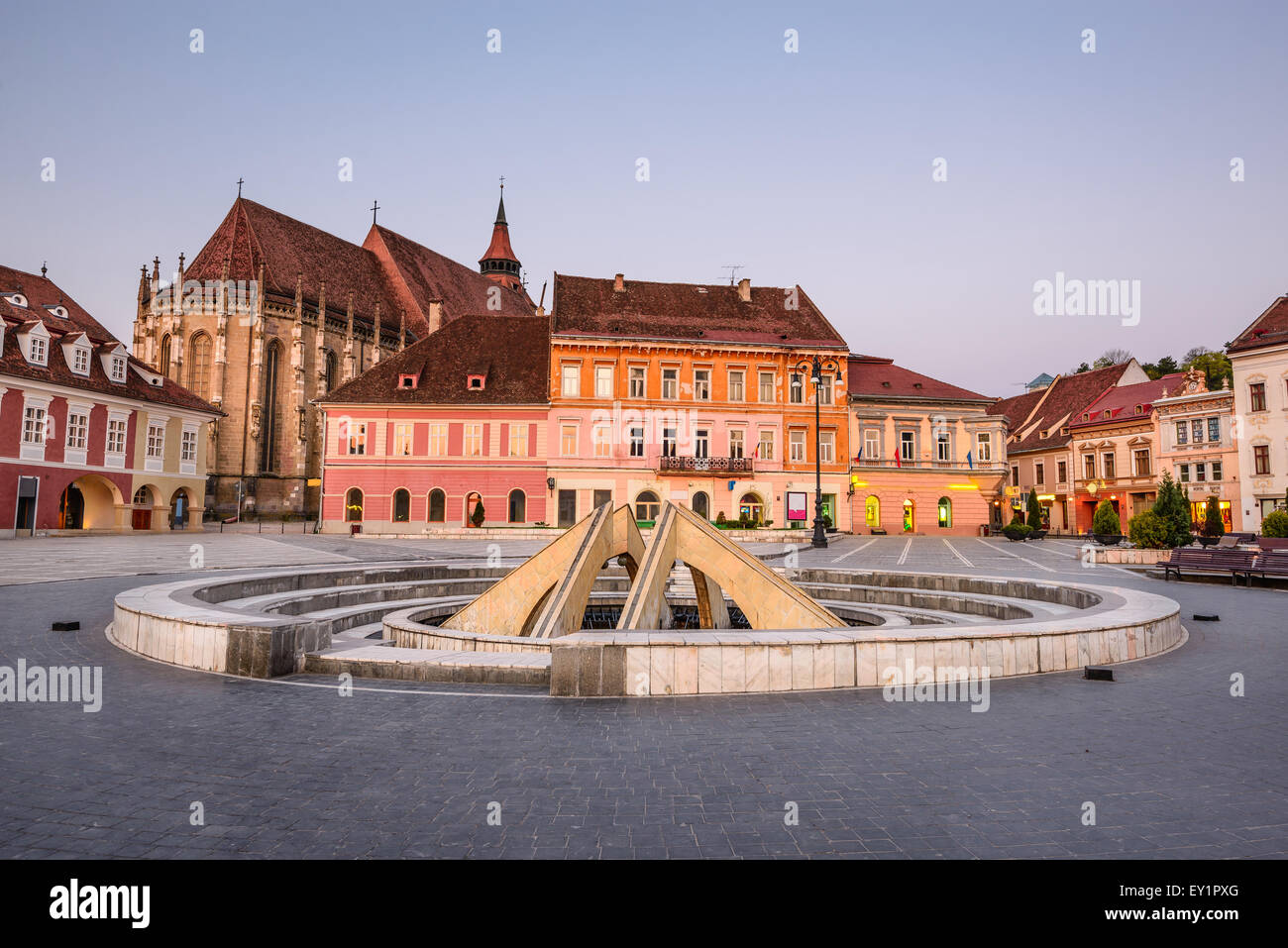 Brasov, Romania. Crepuscolo immagine della piazza principale nella città medievale di Transilvania, con la Chiesa Nera. Foto Stock