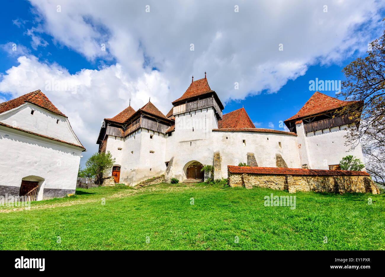 Transilvania, Romania. Immagine della chiesa fortificata di Viscri, nonché patrimonio dell'UNESCO, tedesco landmark in rumeno di paese. Foto Stock