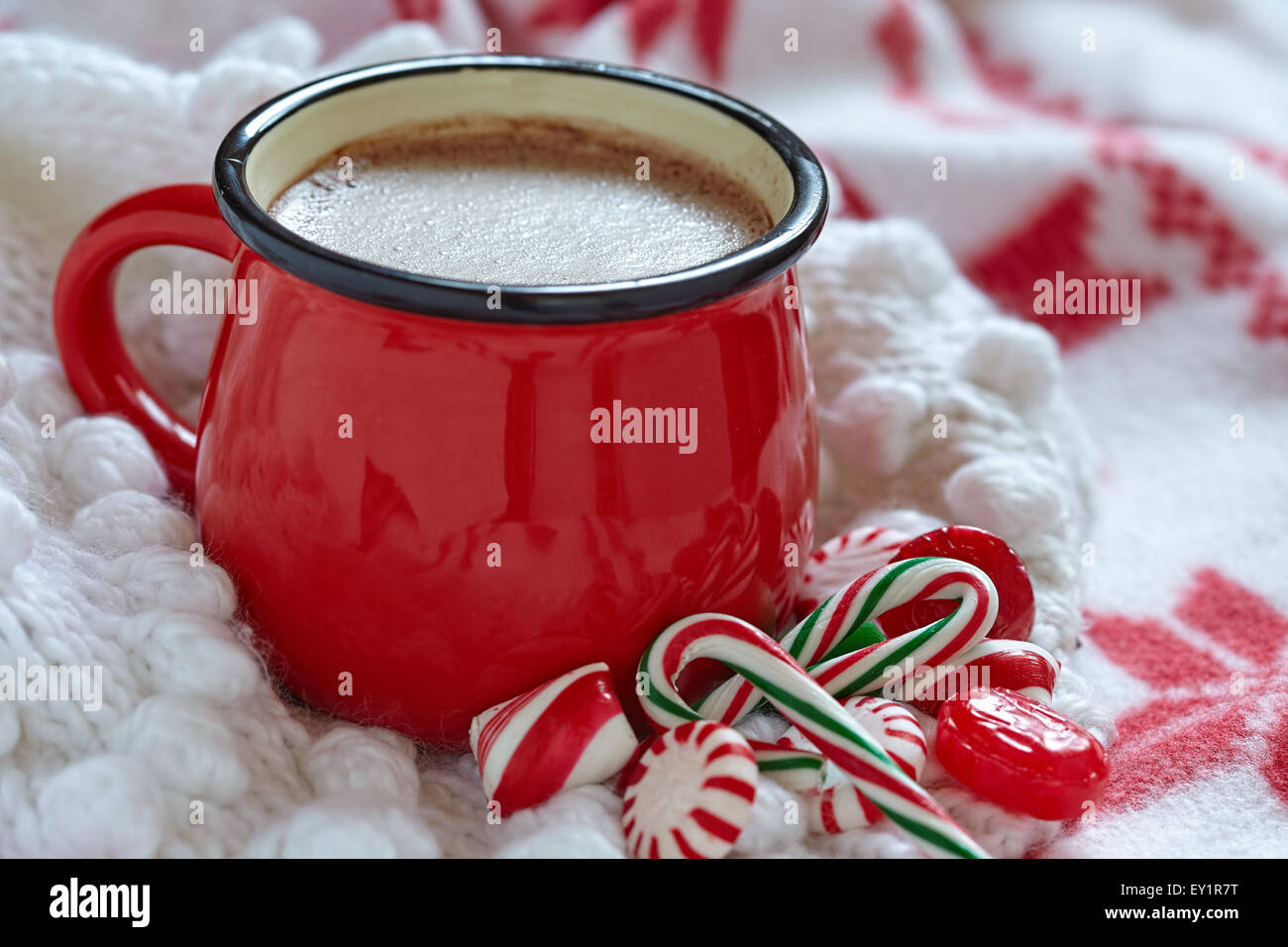 Cioccolata calda in una tazza di colore rosso Foto Stock