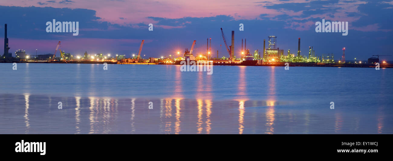 Olio e combustibile produzione raffineria a tempo di notte Foto Stock