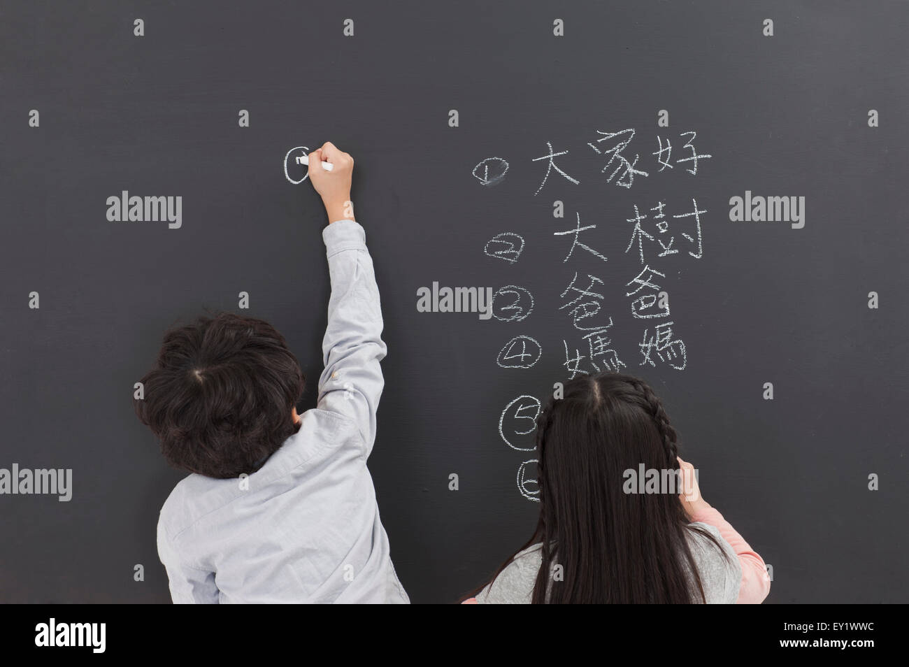 Bambini scrivere sulla lavagna in aula, Foto Stock