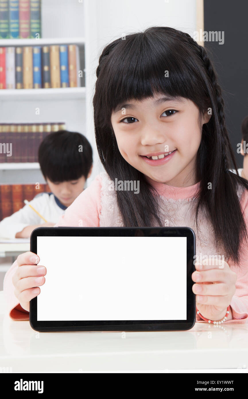 Ragazza con touch pad e sorridente alla telecamera, Foto Stock