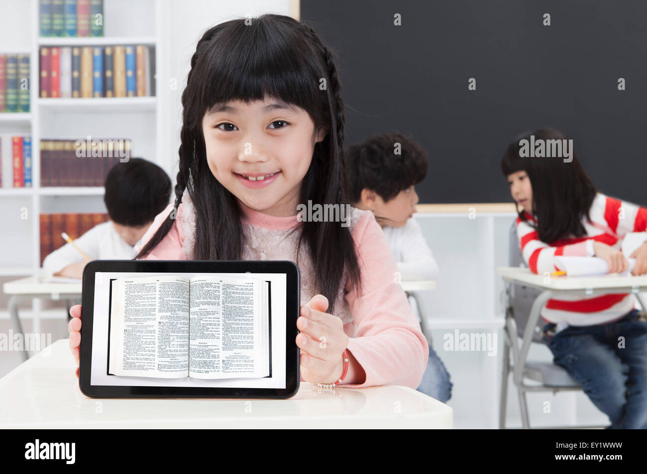 Ragazza con touch pad e sorridente alla telecamera, Foto Stock