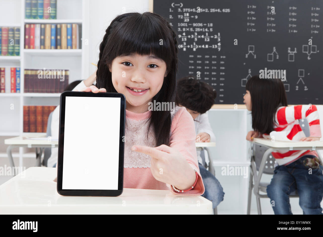 Ragazza con touch pad e sorridente alla telecamera, Foto Stock
