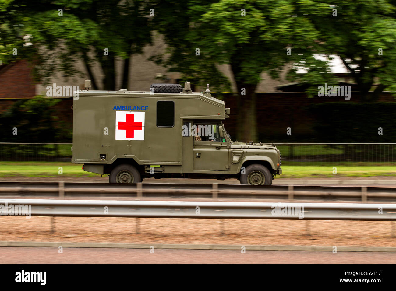 British Army Battlefield ambulanza Land Rover che viaggia lungo il Kingsway West a doppia carreggiata a Dundee, Regno Unito Foto Stock