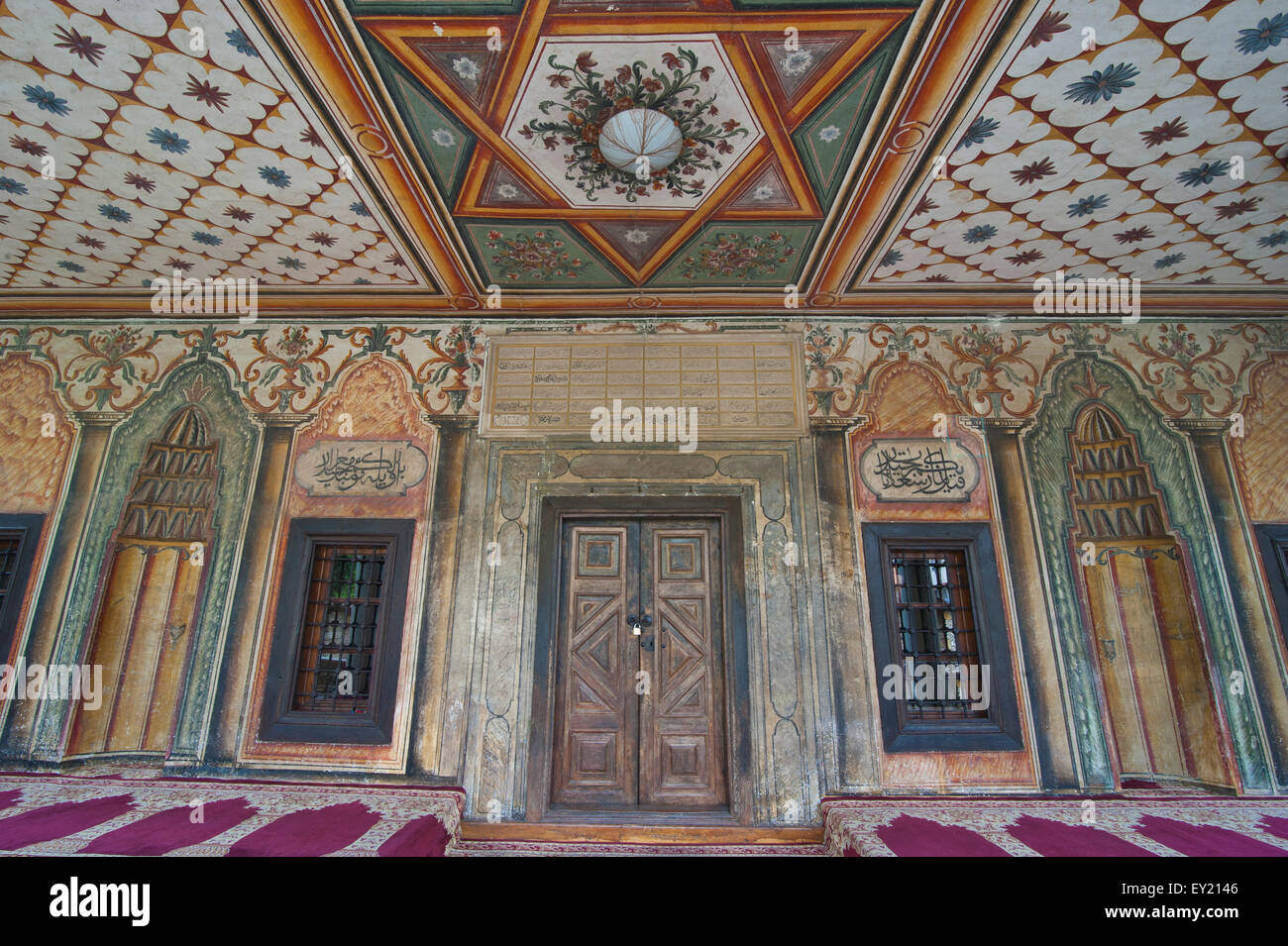 Ornano le pareti nella moschea dipinta Sarana Dzamija, Tetovo Macedonia Foto Stock