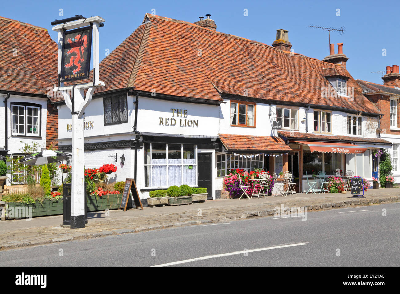Il Pub Red Lion e il Bakehouse sale da tè nel pittoresco villaggio di Kentish di Biddenden, Kent England Regno Unito Regno Unito Foto Stock