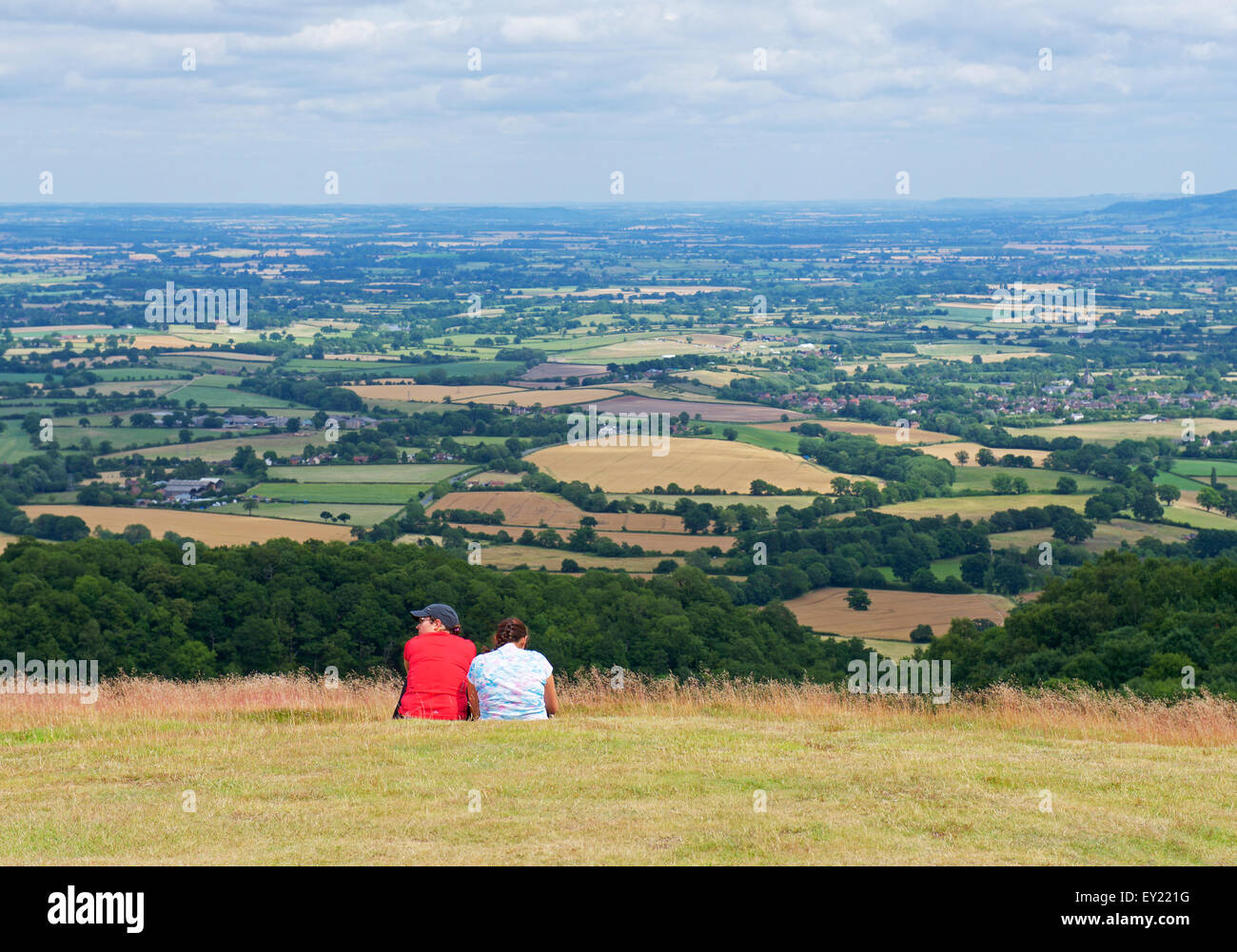 Giovane godendo la vista dalla Malvern Hills, Worcestershire, England Regno Unito Foto Stock