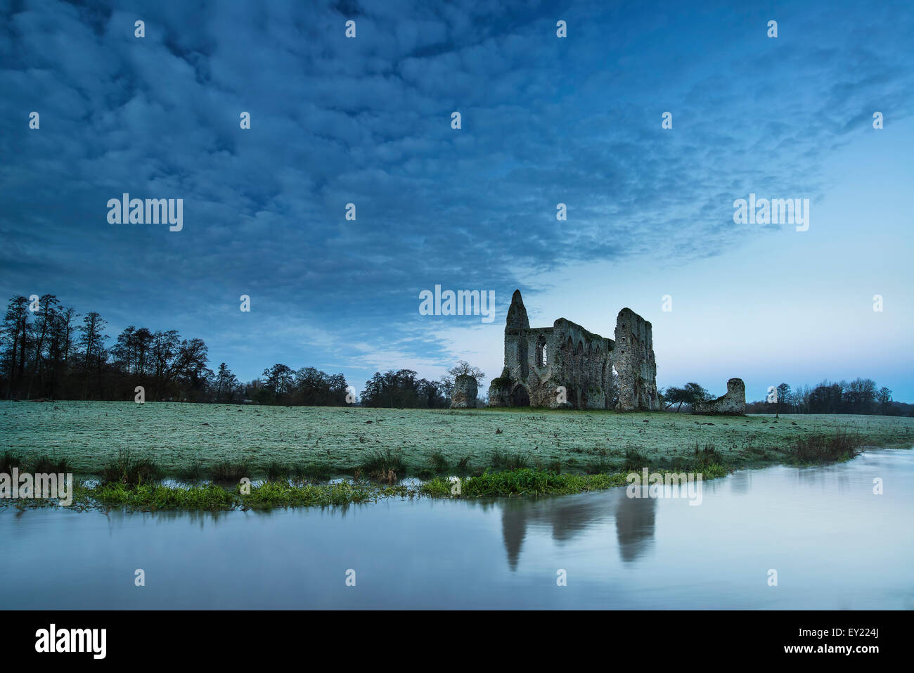 Beautiful Dawn paesaggio del Priorato di rovine nella località di campagna Foto Stock