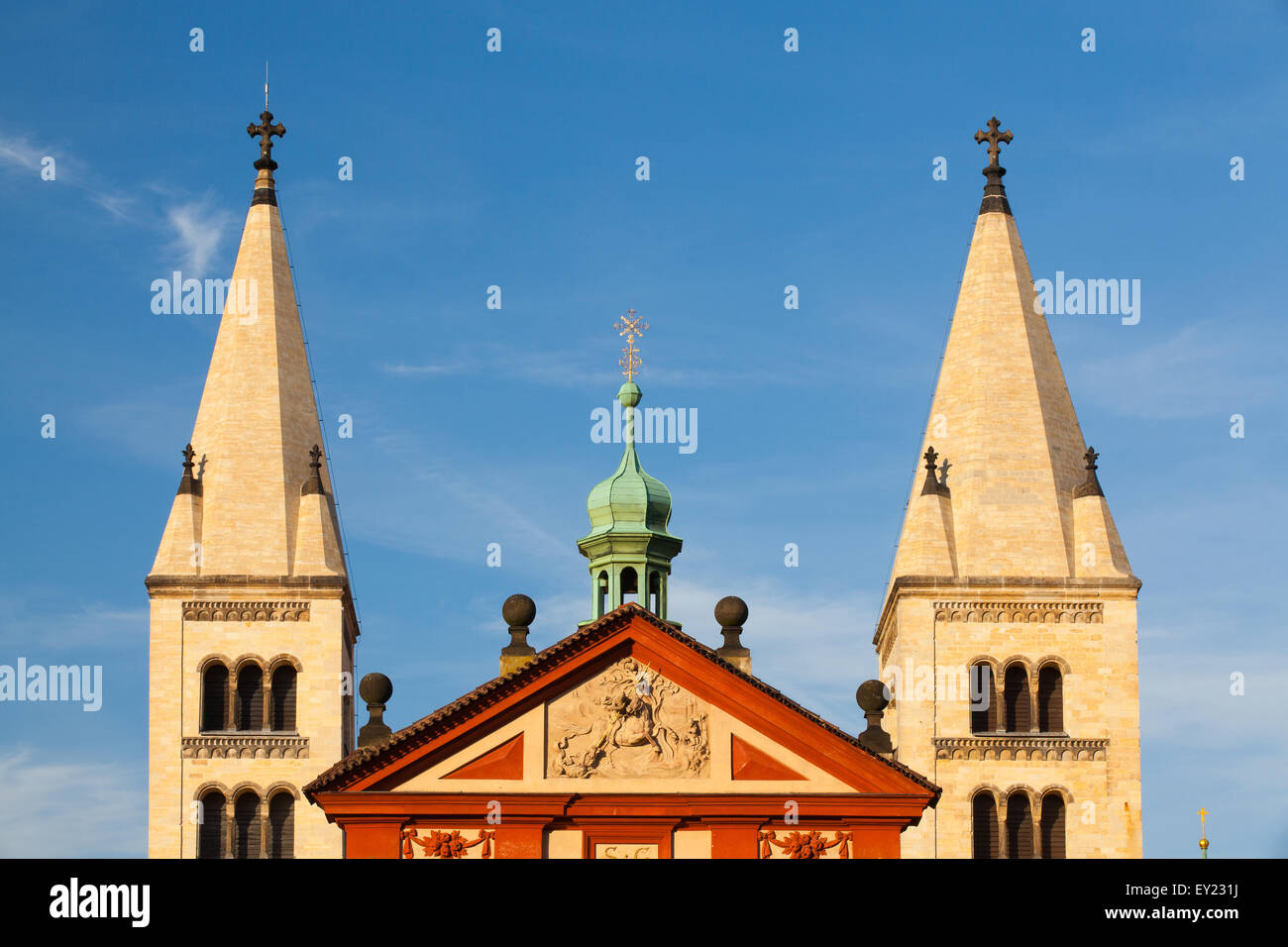 St.George's Basilica a Praga - è la più antica chiesa superstite edificio all'interno del Castello di Praga Foto Stock