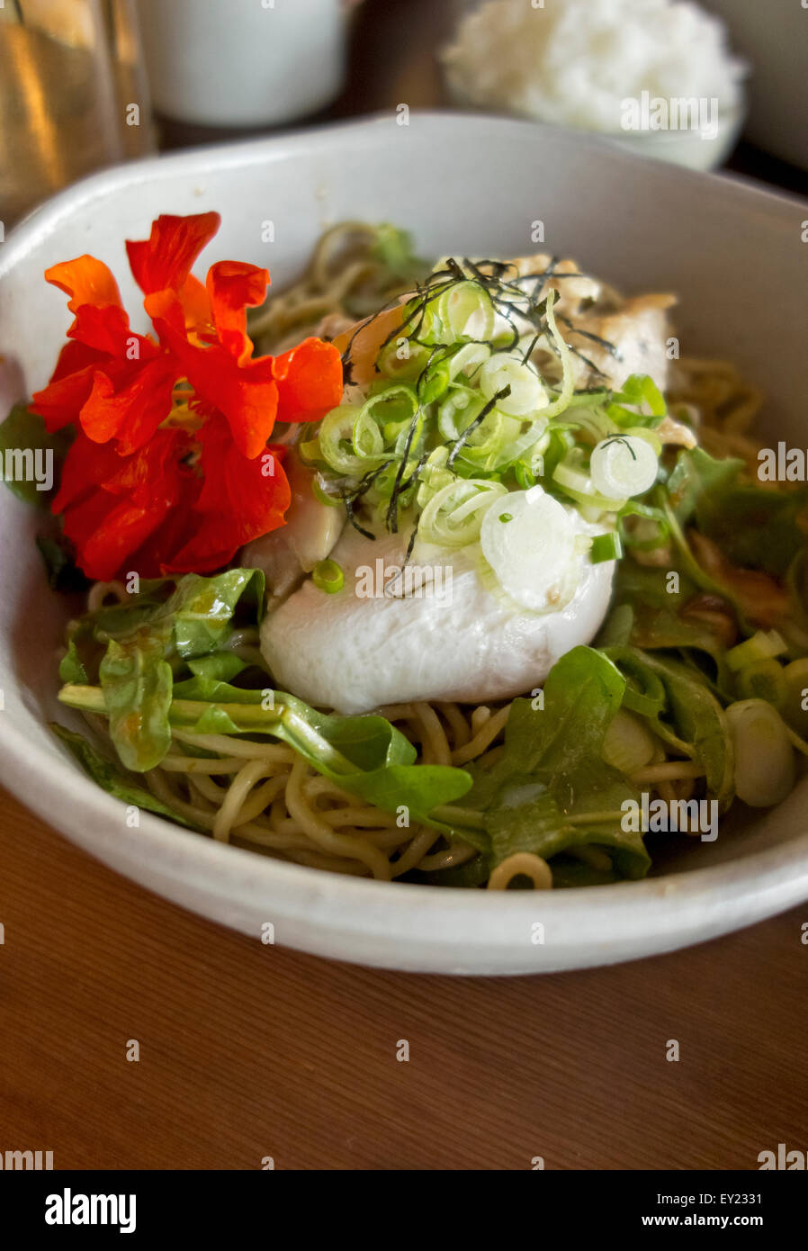 Ciotola di estate ramen noodle ciotola con il piccante pollo teriyaki, Funghi Shitake e verdi. Kuma ristorante a Tofino, BC. Foto Stock