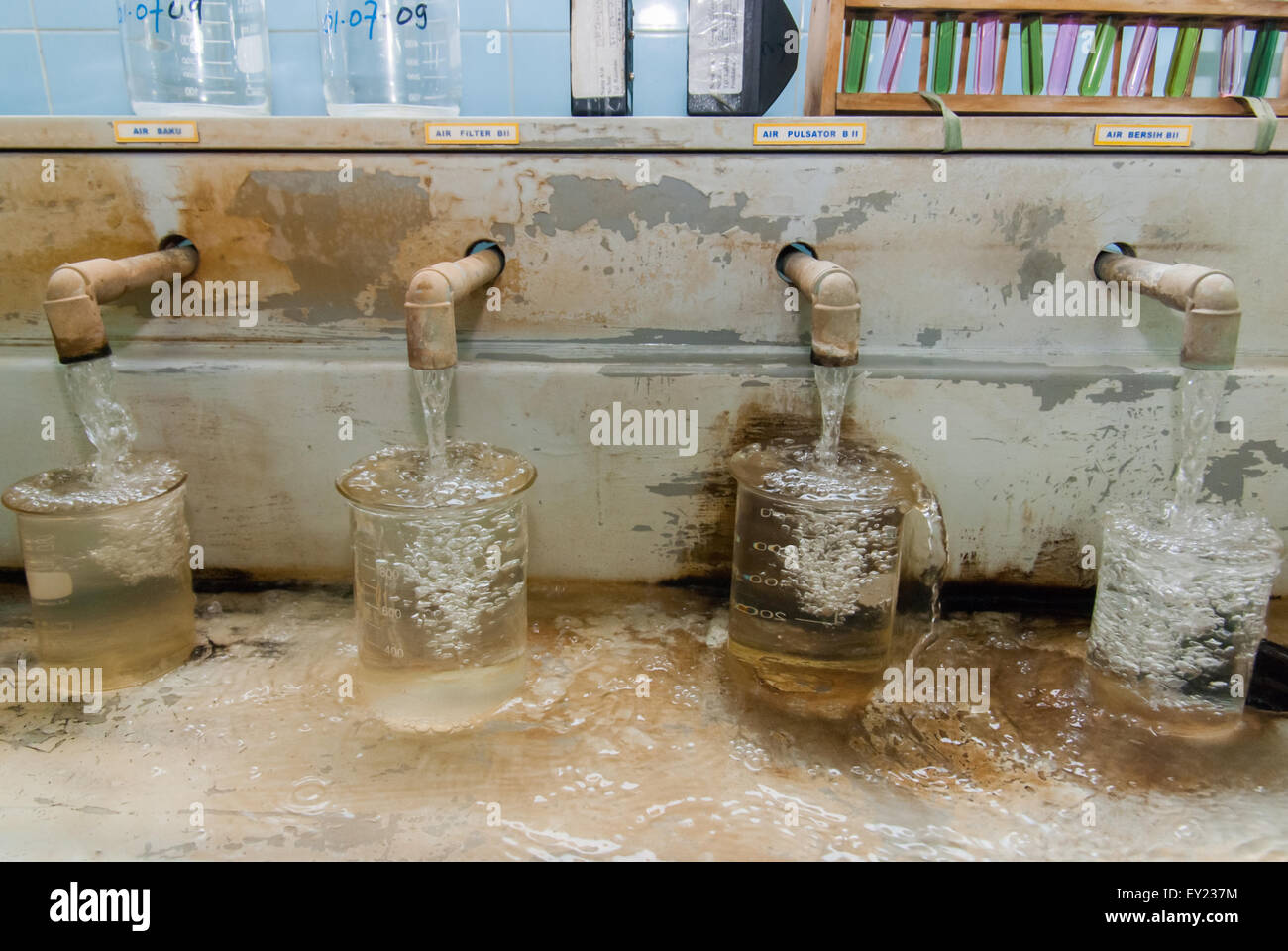 Rubinetti d'acqua che rilasciano diversi tipi di acqua in un impianto gestito da Aetra, uno dei fornitori di acqua di Giacarta, a Giacarta Est. Foto Stock