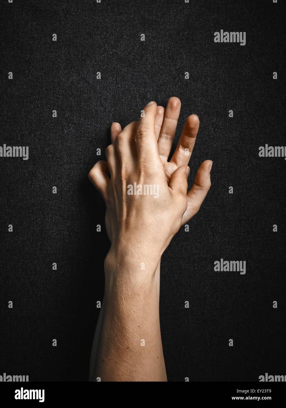 L uomo e la donna, mani collegando fra di loro, scuro dello sfondo in tela Foto Stock