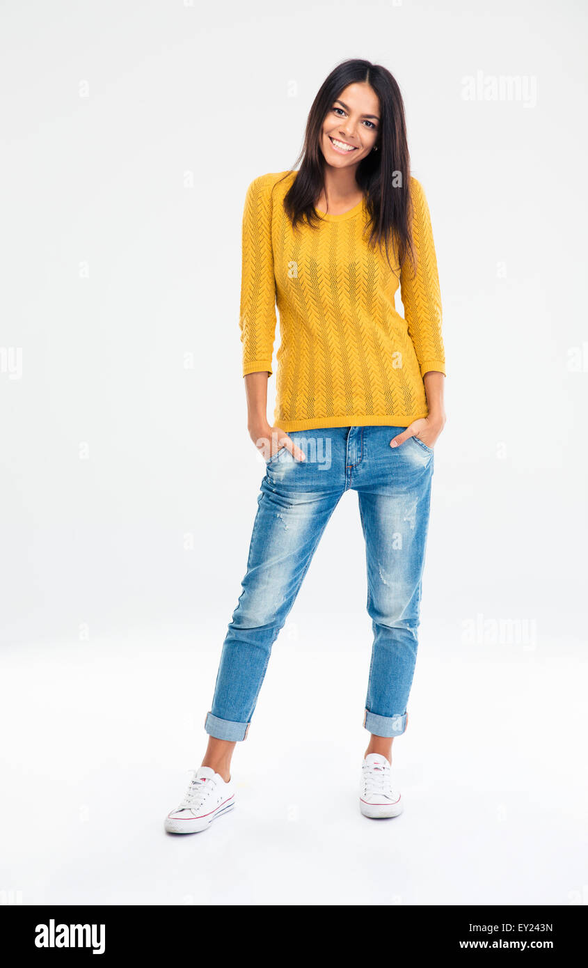 A piena lunghezza Ritratto di un allegro casual donna in piedi isolato su uno sfondo bianco. Guardando la fotocamera Foto Stock