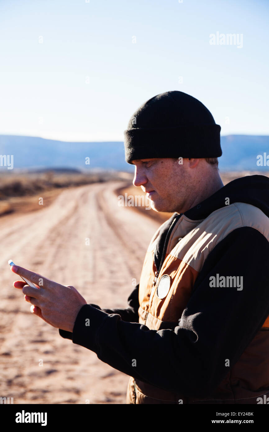 L'uomo perse sul viaggio su strada Kayenta, Arizona, Stati Uniti d'America Foto Stock