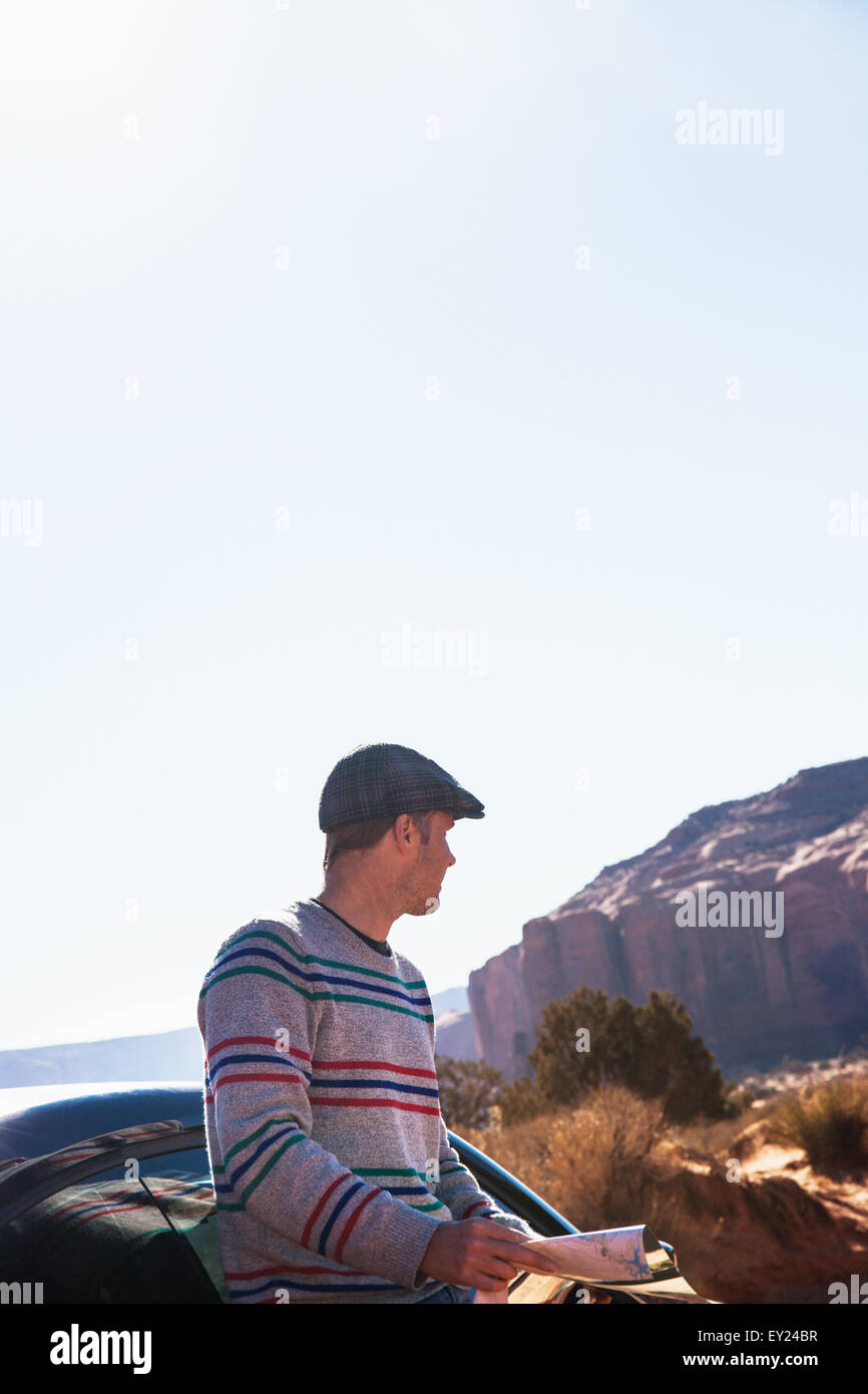 L'uomo perse sul viaggio su strada, alla Monument Valley, Utah, Stati Uniti d'America Foto Stock
