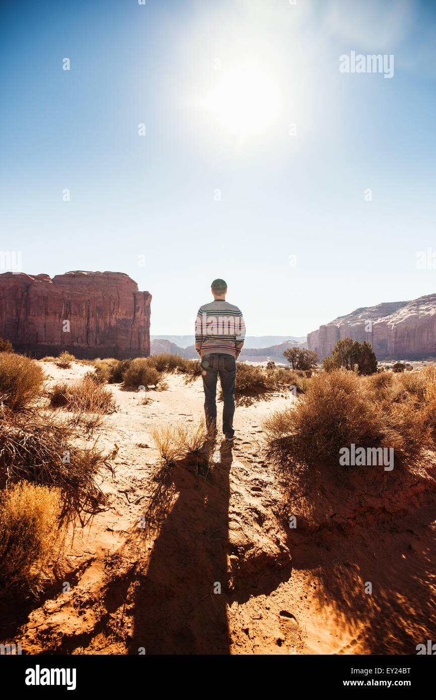 L'uomo prendendo break on road trip, Monument Valley, Utah, Stati Uniti d'America Foto Stock