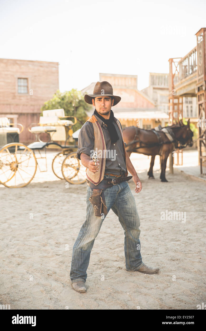 Ritratto di cowboy pistola di puntamento sul selvaggio west set cinematografico, Fort Bravo, Tabernas, Almeria, Spagna Foto Stock