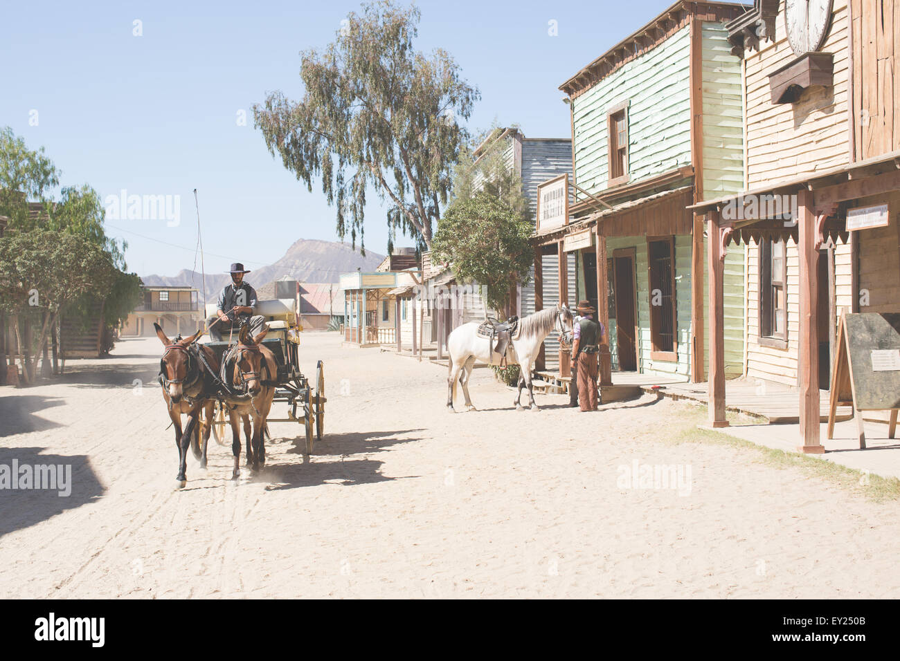Cowboy e mulo carrello sul selvaggio west set cinematografico, Fort Bravo, Tabernas, Almeria, Spagna Foto Stock