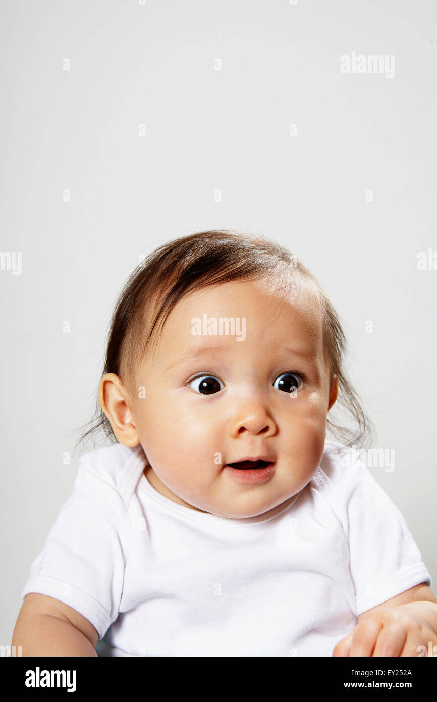 Ritratto di bambina cercando sorpreso Foto Stock