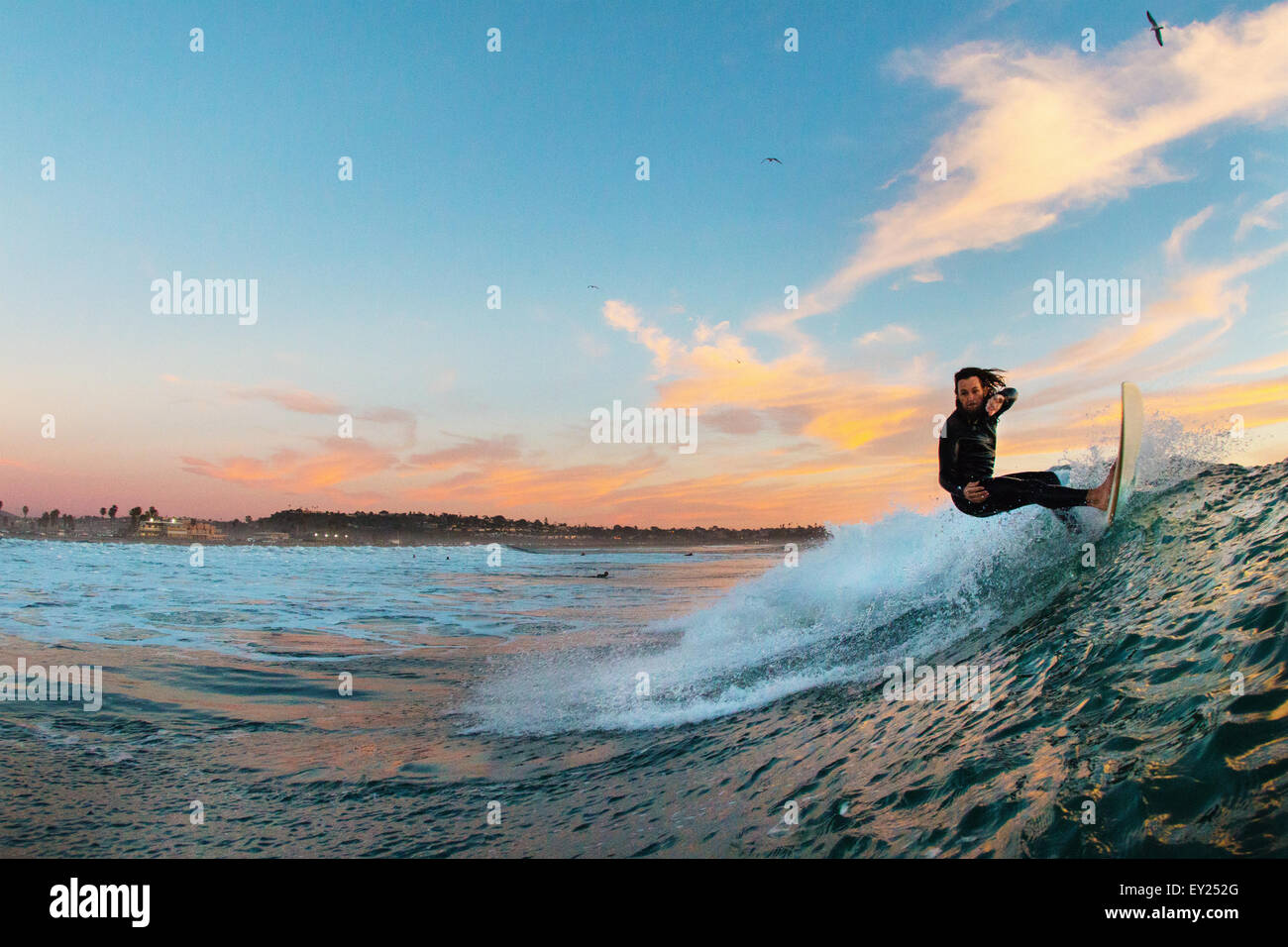 Giovane maschio surfer surf un'onda, Cardiff-per-il-Mare, CALIFORNIA, STATI UNITI D'AMERICA Foto Stock