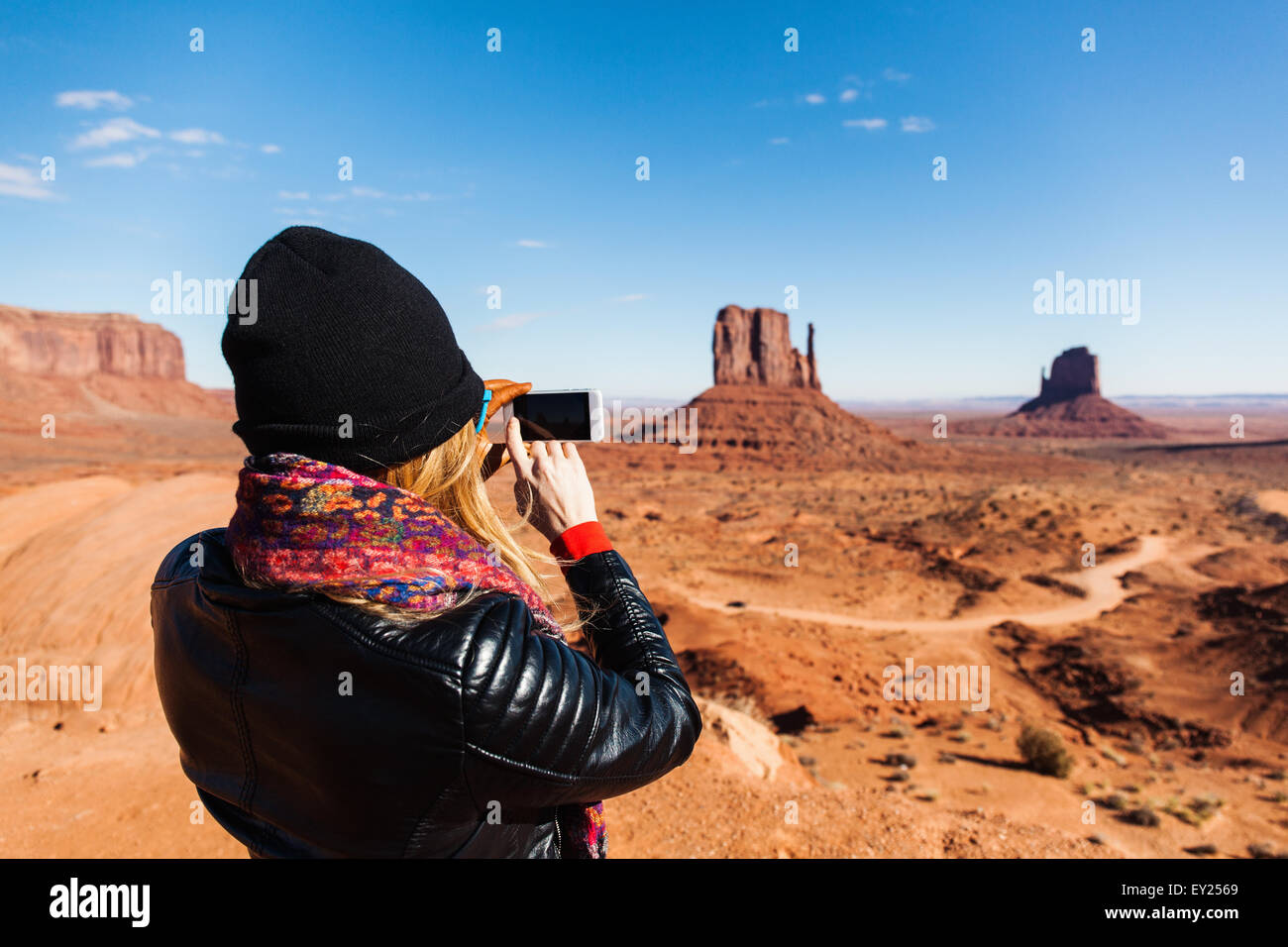 Metà donna adulta fotografare Monument Valley sullo smartphone, Utah, Stati Uniti d'America Foto Stock