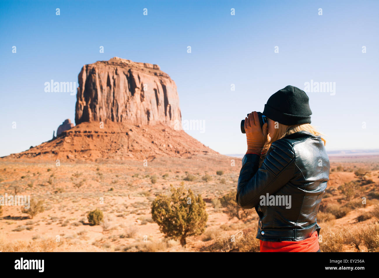 Metà donna adulta fotografare Monument Valley, Utah, Stati Uniti d'America Foto Stock