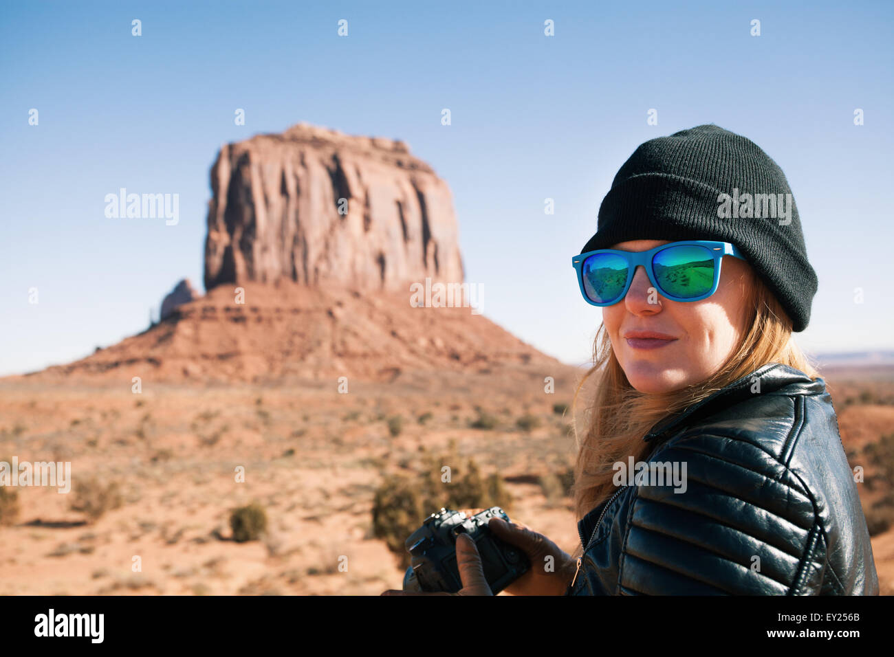 Ritratto di donna in blu occhiali da sole, Monument Valley, Utah, Stati Uniti d'America Foto Stock