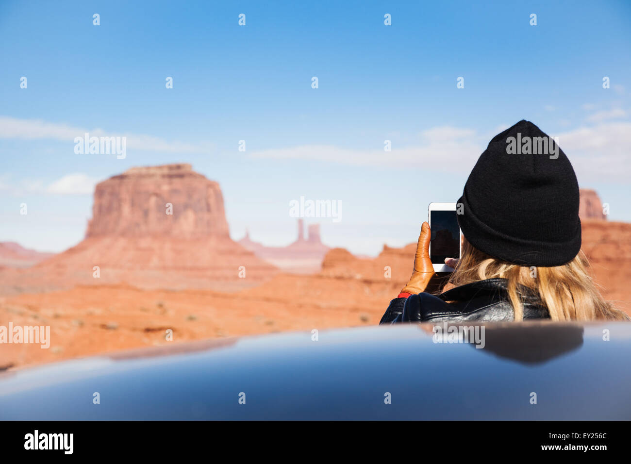 Vista posteriore della metà donna adulta fotografare Monument Valley sullo smartphone, Utah, Stati Uniti d'America Foto Stock