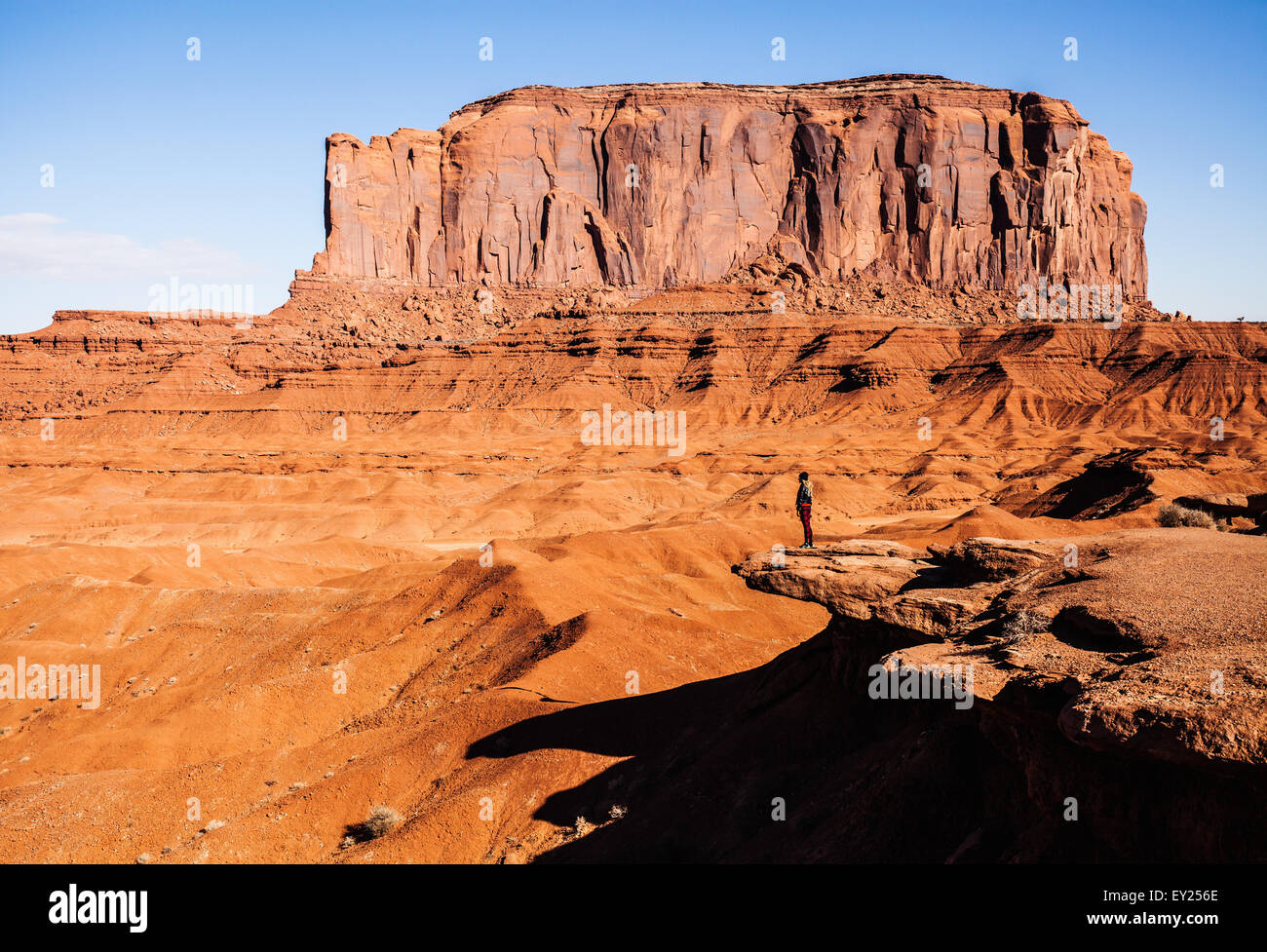 Vista in lontananza la donna che si affacciava su Monument Valley, Utah, Stati Uniti d'America Foto Stock