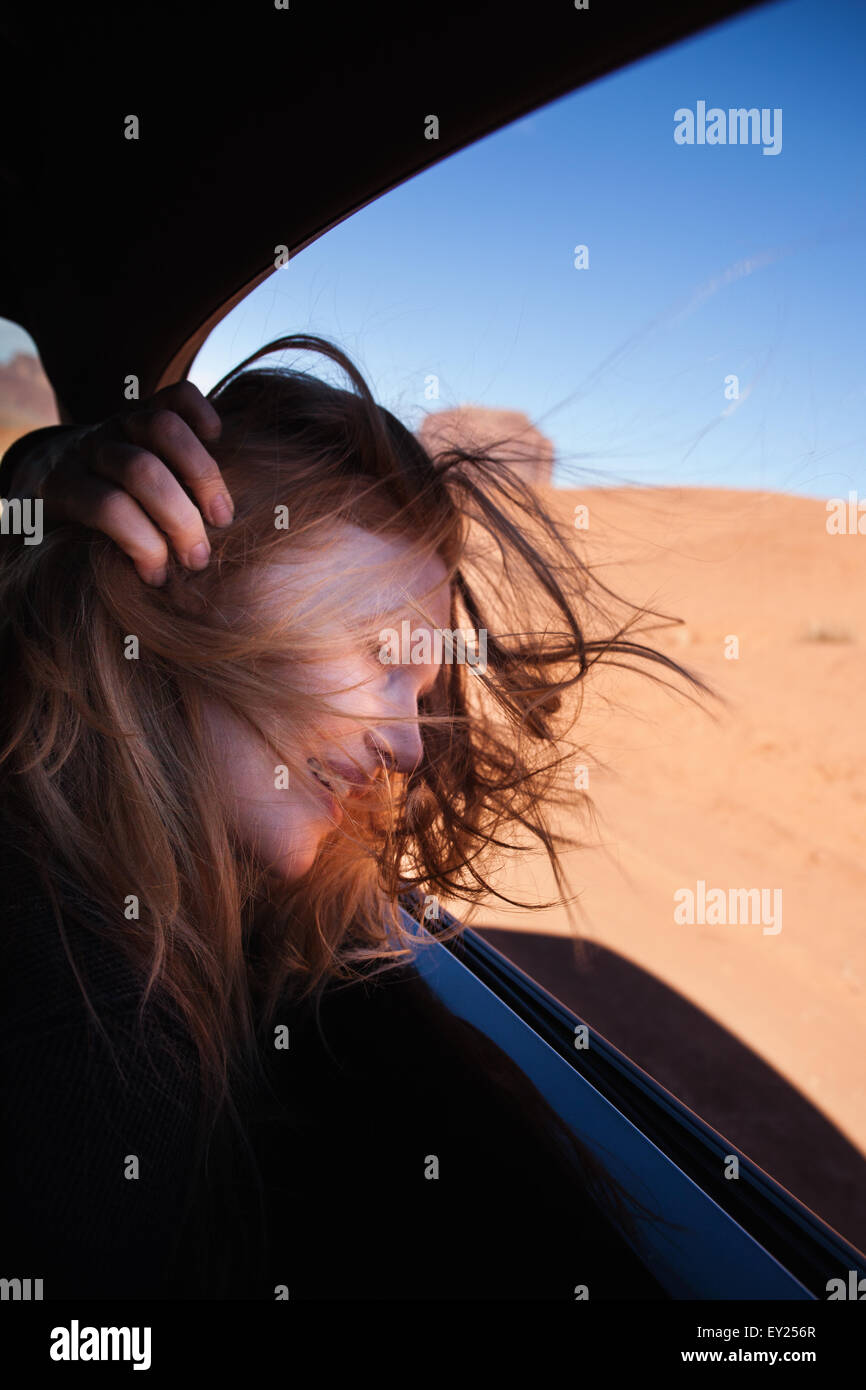Donna con capelli spazzate dal vento al finestrino, Monument Valley, Utah, Stati Uniti d'America Foto Stock