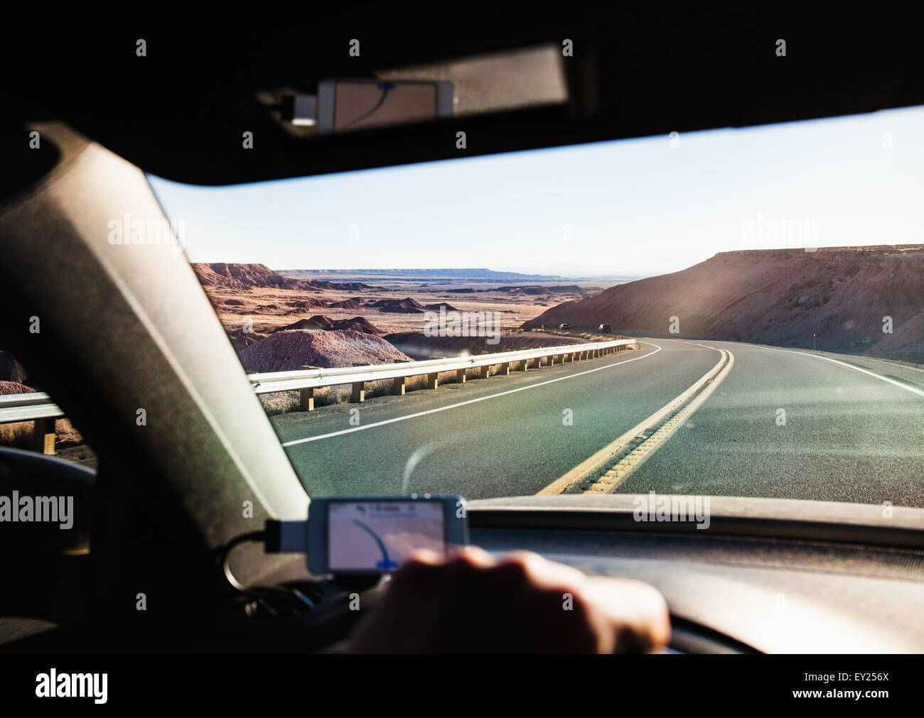 Vista dall'interno di guida auto in Monument Valley, Utah, Stati Uniti d'America Foto Stock