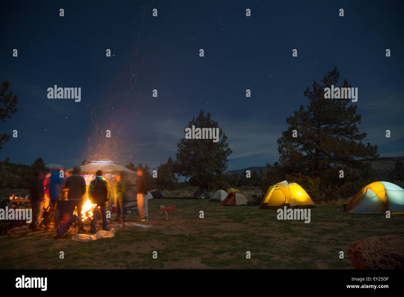 La gente attorno al campeggio fire, Smith Rock State Park, Oregon, USA Foto Stock