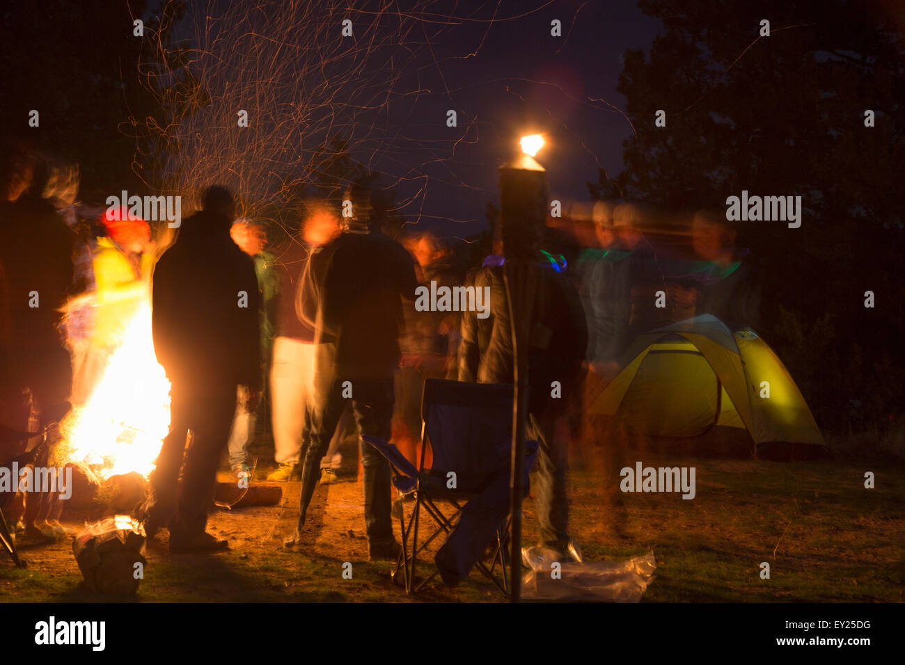 La gente attorno al campeggio fire, Smith Rock State Park, Oregon, USA Foto Stock