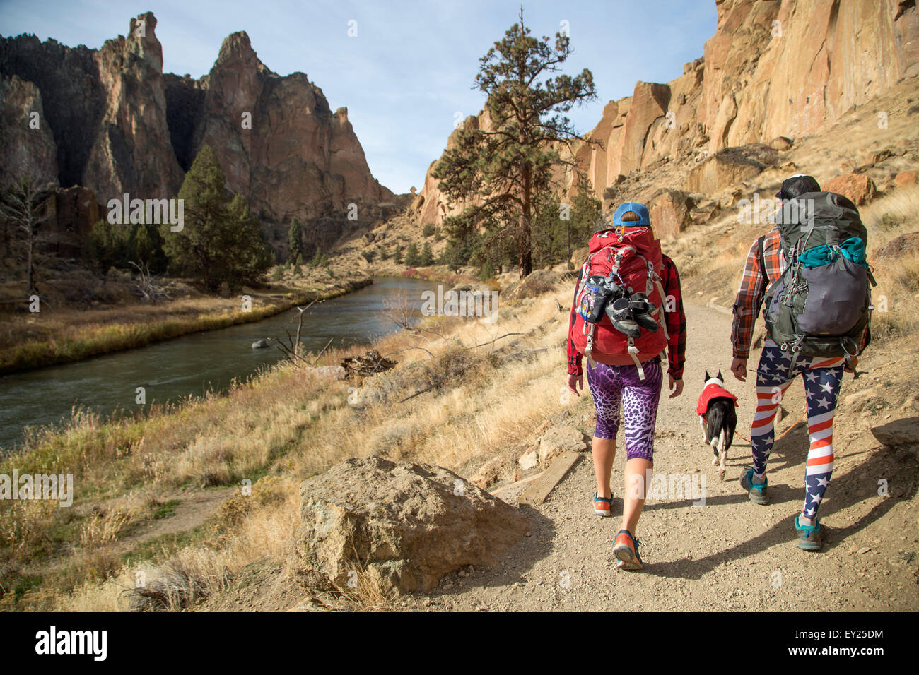 Gli escursionisti a piedi su Via, Smith Rock State Park, Oregon, USA Foto Stock