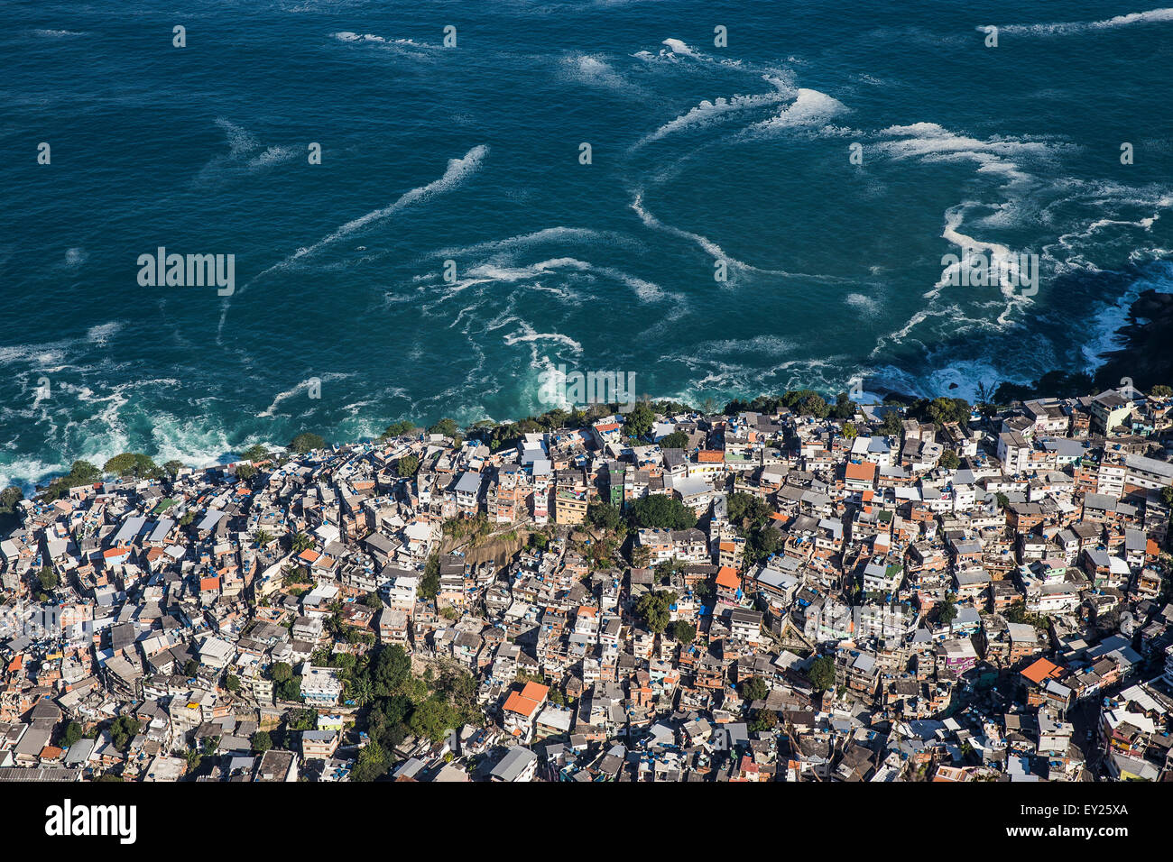 Vista aerea di alberi e affollata favela, Vidigal, Rio de Janeiro, Brasile Foto Stock