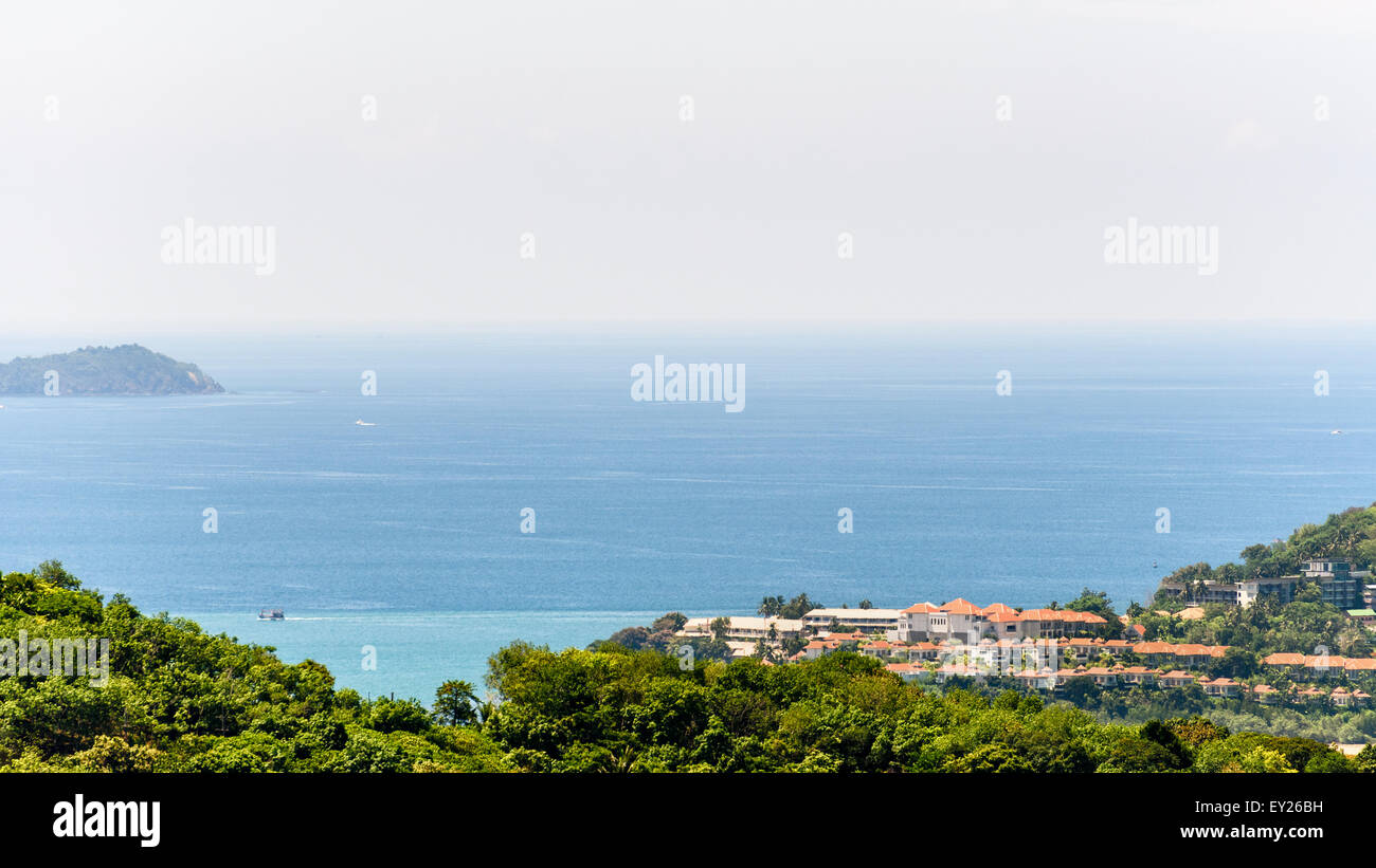 Lo splendido paesaggio di villaggi sulla montagna di oltre il mare delle Andamane nell isola di Phuket è una città turistica al mare da Khao-Khad vie Foto Stock