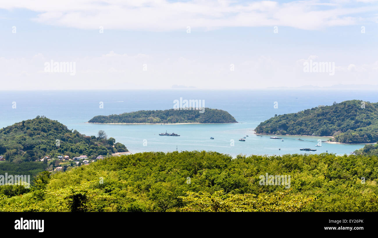 Bellissimo paesaggio ad alto angolo di vista sul Mare delle Andamane e la baia di Koh Tapao Noi nell'Isola di Phuket dal punto di vista Khao-Khad famoso attrac Foto Stock